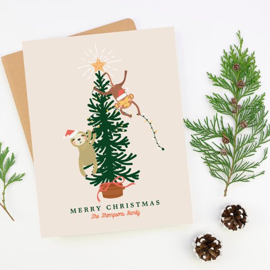 Luiaard die aan een kerstboom hangt feestdagenkaart