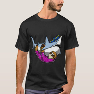 Luiaard die op haai piraat rijdt t-shirt