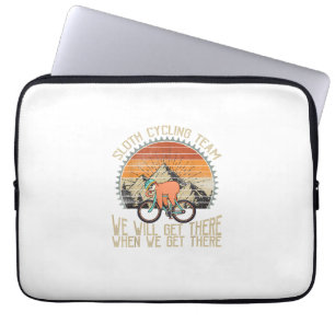 Luiaard Fiets Team We Wel We Komen Er Als We Er Ko Laptop Sleeve