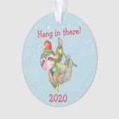 Luiaard Hang Daar Kerstmasker 2020 Ornament (voorkant)