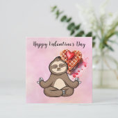 Luiaard in yogales op Valentijnsdag Feestdagenkaart (Staand voorkant)