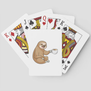 Luiaard met kopje koffie pokerkaarten