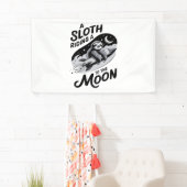 Luiaard rijdt met een raket naar de maan spandoek (Insitu)