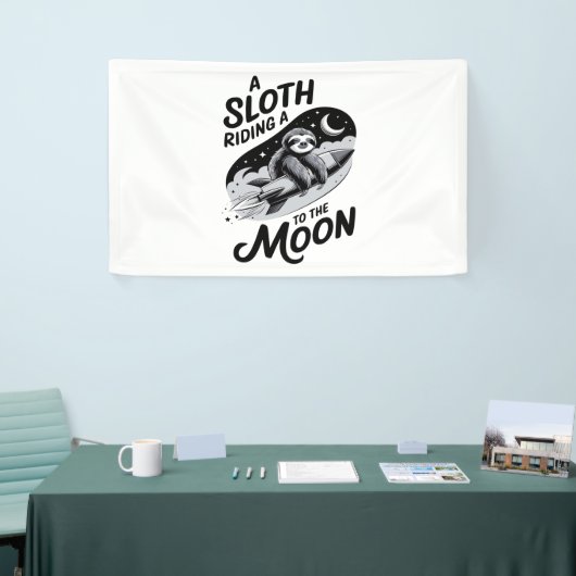 Luiaard rijdt met een raket naar de maan spandoek (Beurs)