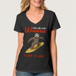 Luiaard surft op surfplank Leer surfen T-shirt