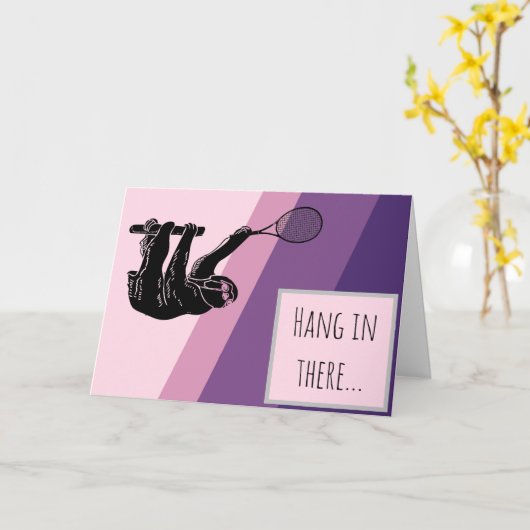 Luiaard tennisspeler en roze en paarse achtergrond kaart (Gele Bloem)