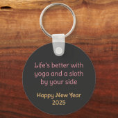 Luiaard Yoga Sleutelhanger - Meer Yoga Minder Dram (Achterkant)