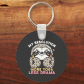 Luiaard Yoga Sleutelhanger - Meer Yoga Minder Dram (Voorkant)