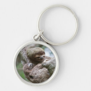 Luiaardbaby met moeder hangend aan een boom sleutelhanger