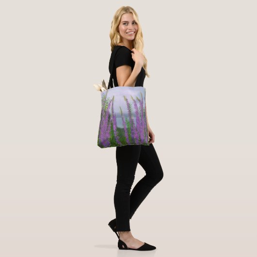  luibloemen door het meer tote bag (Op model)