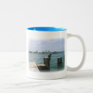 Luie dag aan de steigers tweekleurige koffiemok