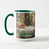 Luie en gelukkige rode kat in luxe bad mok (Links)