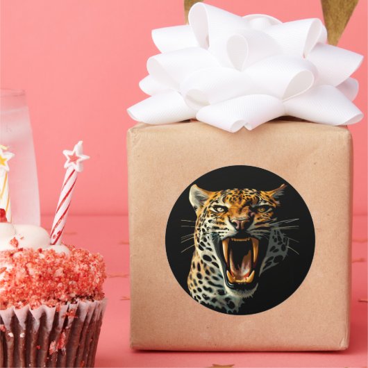 Luipaard brullende aanvalskop ronde sticker (Feest)