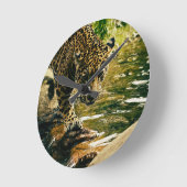 Luipaard die een stroomfoto doorkruist ronde klok (Hoek)