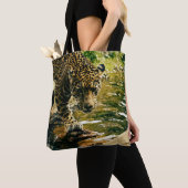 Luipaard die een stroomfoto doorkruist tote bag (Dichtbij)