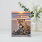 Luipaard op het strand feestdagenkaart (Staand voorkant)