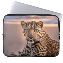 Luipaard op het strand laptop sleeve