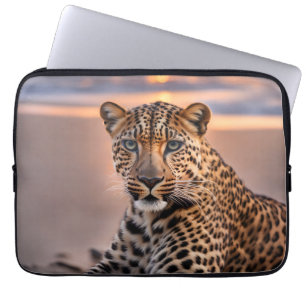 Luipaard op het strand laptop sleeve