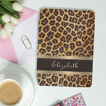 Luipaard Patroon Bruin en Gouden Streep Elegante N iPad Mini Cover<br><div class="desc">Bescherm uw Tech in stijl met onze Leopard Pattern Brown en Gold Stripe Elegant Name iPad Air Cover! Verhoog uw iPad Air met deze chique en geavanceerde cover. Met een luxueus bruin bronzen luipaardhuidpatroon en een glamoureuze gouden folie en bruine streep, kan deze cover worden gepersonaliseerd met jouw naam in...</div>
