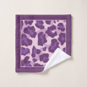 Luipaard print en monogram in paarse tinten bad handdoek (Wasdoekje)