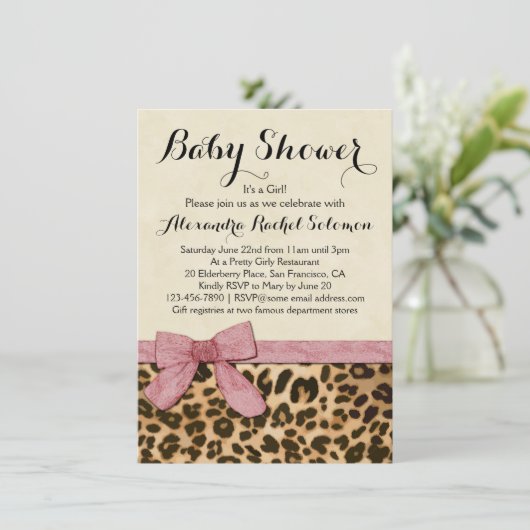Luipaard Print Roze Bow Meisje Baby shower Invitat Kaart (Staand voorkant)
