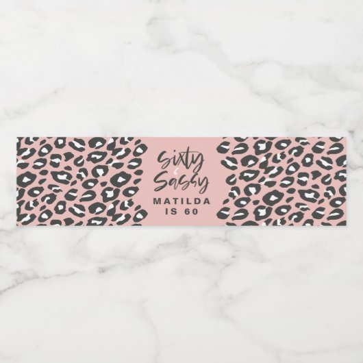 Luipaard print zestig en sassy 60ste verjaardag ro waterfles etiket (Enkel label)