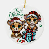 Luipaard Spot Kat Dier Print Eerste Kerst 🐾🐆 Keramisch Ornament (Voorkant)