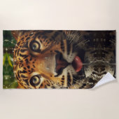 Luipaard staart terwijl hij water in Oerwoud lapt Strandlaken (Voorkant)