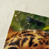 Luipaard staart terwijl hij water in Oerwoud lapt Strandlaken (In situ)