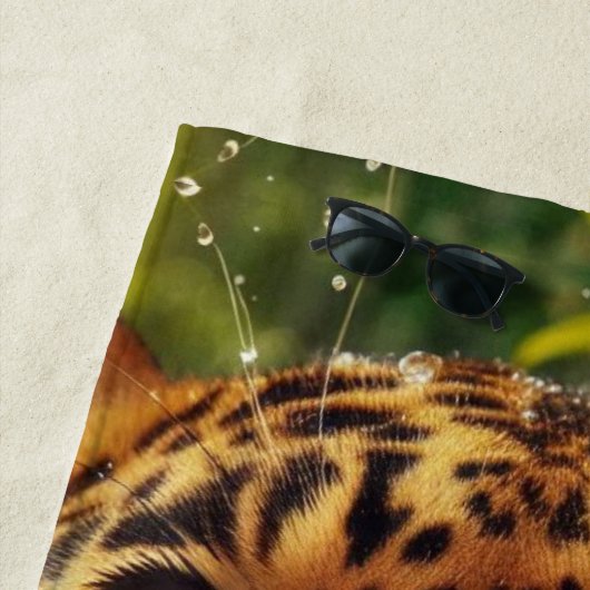 Luipaard staart terwijl hij water in Oerwoud lapt Strandlaken (In situ)