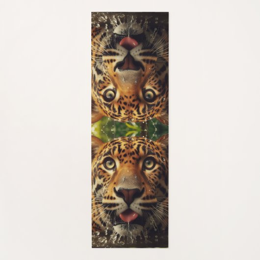 Luipaard staart terwijl hij water in Oerwoud lapt Yogamat (Voorkant)