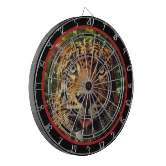 Luipaard Sterren Terwijl In Oerwoud Regulering Dartbord (Voorkant Links)