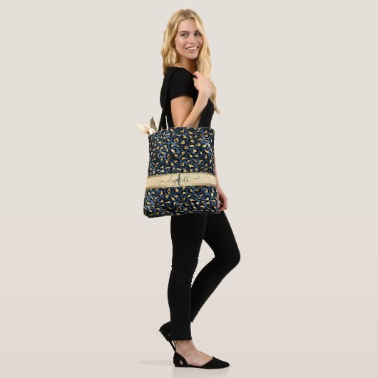 Luipaardpatroon Zwart Brons Monogram Tote Bag (Op model)