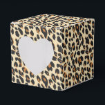 Luipaardprint Bedankdoosjes<br><div class="desc">Deze feestelijk favoriete doos is weergegeven in een moderne safari luipaardprint.
Kleuren beige en bruine tinten.
Pas dit item aan of koop zoals weergegeven.



Stock afbeelding</div>