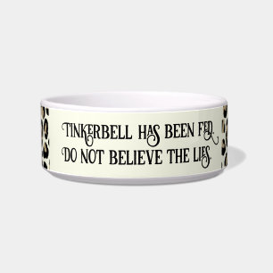 Luipaardprint, kat is humoristisch gevoed voerbakje