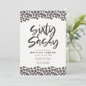 Luipaardprint roze en zwart zestig en sassy 60ste aankondiging (Staand voorkant)