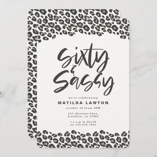 Luipaardprint zestig en sassy 60ste verjaardagsfee aankondiging (Voorkant / Achterkant)