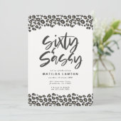 Luipaardprint zestig en sassy 60ste verjaardagsfee aankondiging (Staand voorkant)