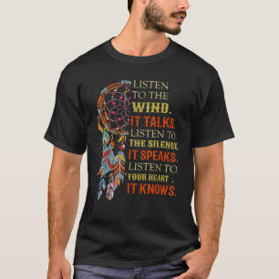 Luister naar de wind die hij praat en luister naar t-shirt