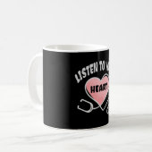 Luister naar je hartstethoscoop koffiemok (Voorkant links)
