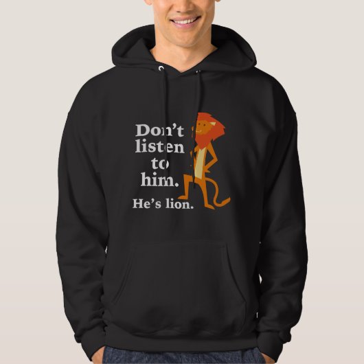 Luister niet naar hem. Hij is Lion. Hoodie (Voorkant)