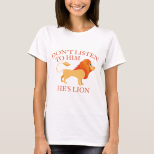 Luister niet naar hem. Hij is Lion. T-shirt