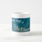 Luisteren met een nieuwe Mok van het Bewustzijn (Center)