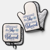 Lukas 1:45 Gezegend is wie Blauwe Bloem heeft gelo Ovenwant & Pannenlap Set (Voorkant / Achterkant)