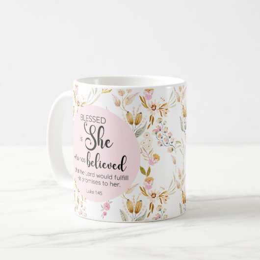 Lukas 1:45 Gezegend is zij Waterverf Roze Bloem Koffiemok (Voorkant links)