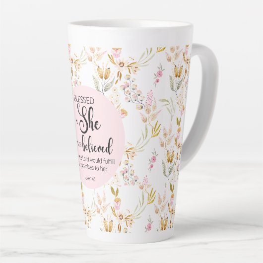 Lukas 1:45 Gezegend is zij Waterverf Roze Bloem Latte Mok (Rechterhoek)