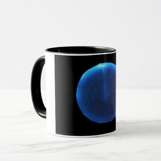 Luminol op een radijs mok (Voorkant links)