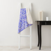 Luminous Blue net met bloemen 02b Offwhite BG Sherpa Deken (In situ)