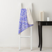 Luminous Blue net met bloemen 02b Offwhite BG Sherpa Deken (In situ)