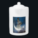 Luna Goddess bij nacht verstrooiende sterren Theepot<br><div class="desc">Hoog boven op een halve maan stonden de hoorns als hemelse vingers, Luna, de Maanwever. In tegenstelling tot de stervelingen die alleen een zilveren bol zagen, bezat Luna een adembenemende schoonheid. Haar vorm, gebeeldhouwd uit maanlicht zelf, glinsterde met de echo's van talloze gebeden. Een waterval van sterrenstof stroomde langs haar...</div>